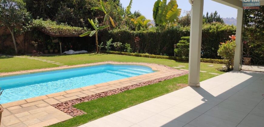 A louer une magnifique villa F7 avce piscine et jardin située dans une belle résidence sécurisée à Ambatobe