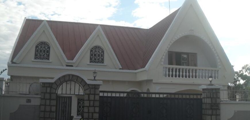 Villa F4 avec jardin et parking à vendre située près de l’école française C à Ambatolampy