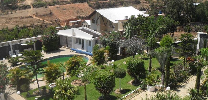 Jolie villa F6 meublée avec piscine, Ambohijanahary