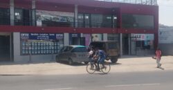 Local commercial avec vitrine sur une route très passante, Ambohibao