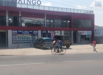 Local commercial avec vitrine sur une route très passante, Ambohibao