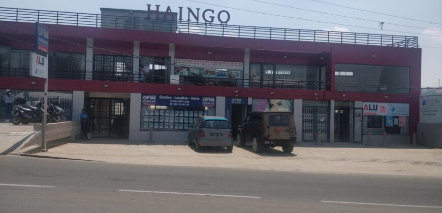Plusieurs bureaux récents sur la route principale, Ambohibao