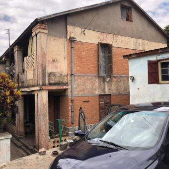 A vendre villa traditionnelle à rénover située à Ambohimanarina