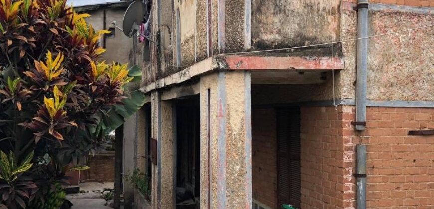 A vendre villa traditionnelle à rénover située à Ambohimanarina