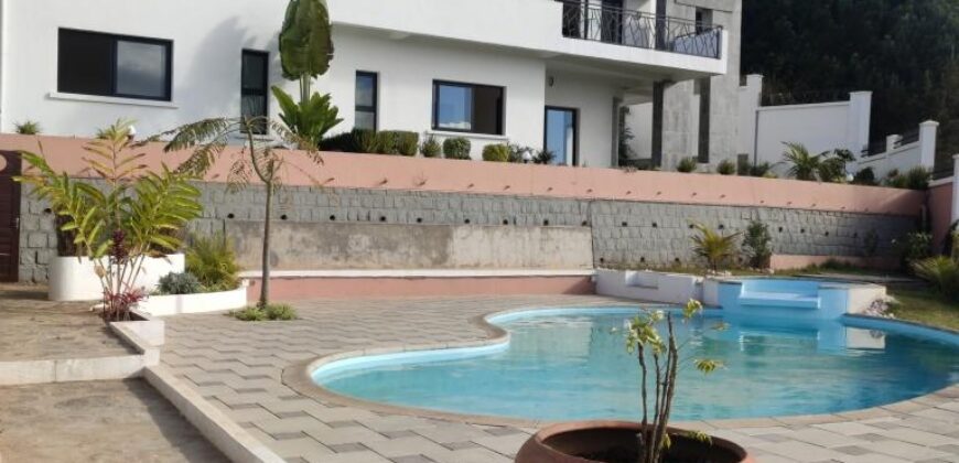 A louer appartements T3 à T5 avec piscine et vue dégagée situés à 10 min d’Ambatobe