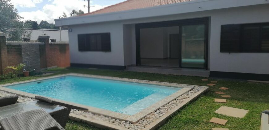 Villa de standing de type F5 dans un quartier calme et résidentiel avec piscine, Ivato