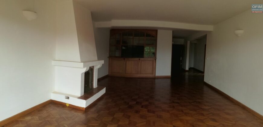 A vendre u n charmant appartement T3 situé dans une résidence sécurisée à Mandrosoa Ivato