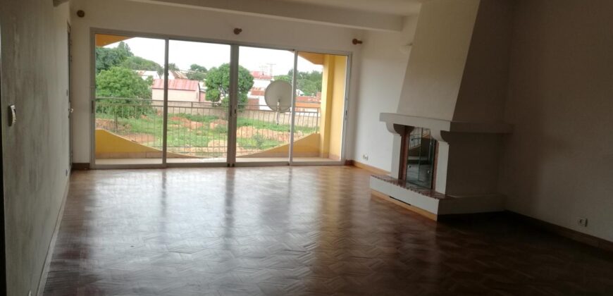 A vendre u n charmant appartement T3 situé dans une résidence sécurisée à Mandrosoa Ivato