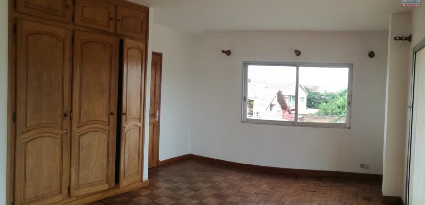 A vendre u n charmant appartement T3 situé dans une résidence sécurisée à Mandrosoa Ivato