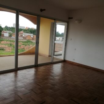 A vendre u n charmant appartement T3 situé dans une résidence sécurisée à Mandrosoa Ivato