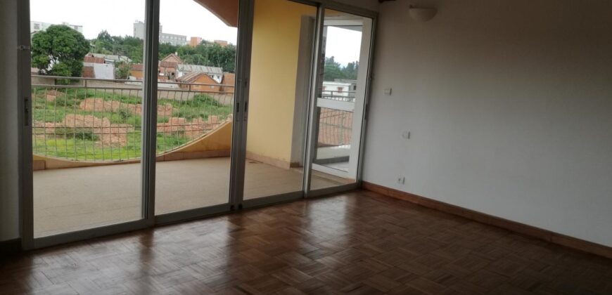 A vendre u n charmant appartement T3 situé dans une résidence sécurisée à Mandrosoa Ivato