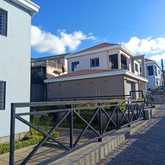 A louer deux villas de 90 m2 situées dans une petite résidence sécurisée à Itaosy
