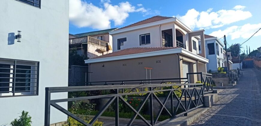 A louer deux villas de 90 m2 situées dans une petite résidence sécurisée à Itaosy