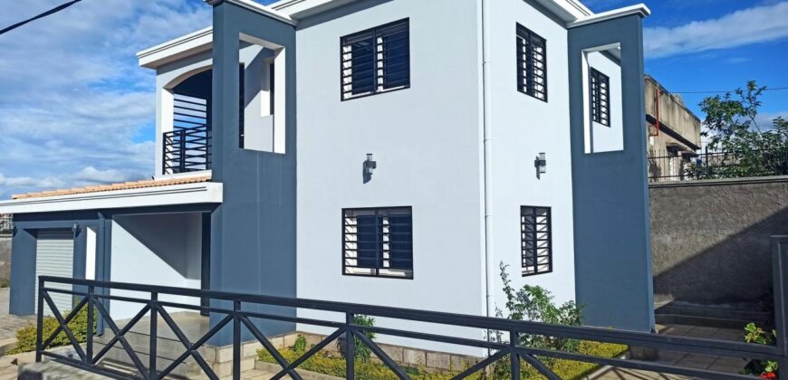 A louer deux villas de 90 m2 situées dans une petite résidence sécurisée à Itaosy