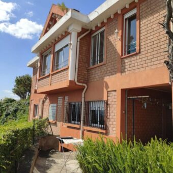 A louer une grande villa F4 située dans une petite résidence sécurisée à Analamahitsy Ambatobe