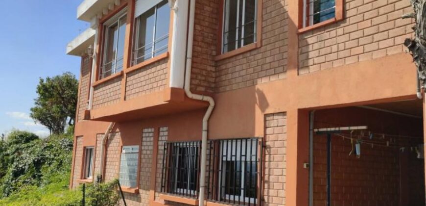 A louer une grande villa F4 située dans une petite résidence sécurisée à Analamahitsy Ambatobe