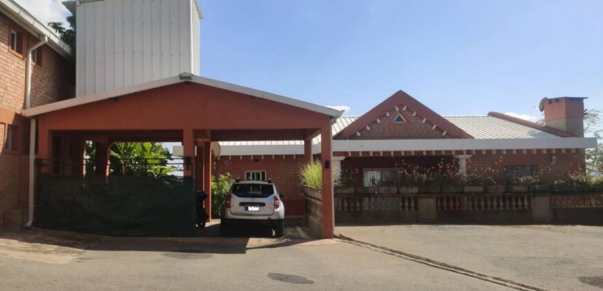 A louer une grande villa F4 située dans une petite résidence sécurisée à Analamahitsy Ambatobe