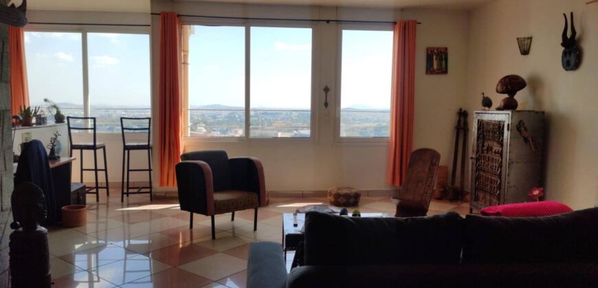 A louer une grande villa F4 située dans une petite résidence sécurisée à Analamahitsy Ambatobe