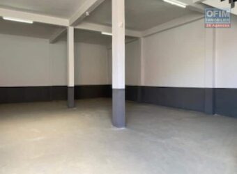 Entrepôt 300m2, Anosizato