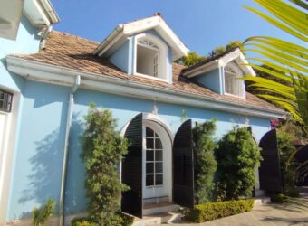 A vendre une coquette villa F5 à étage située dans un quartier calme et sécurisé à Mahatony Ivandry