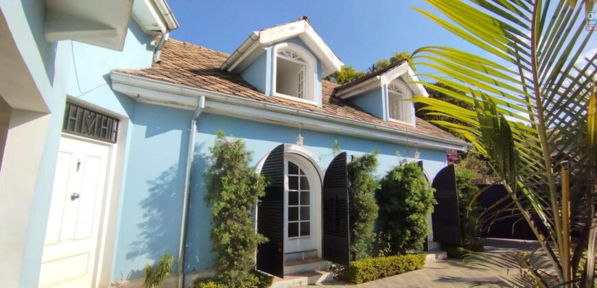 A vendre une coquette villa F5 à étage située dans un quartier calme et sécurisé à Mahatony Ivandry