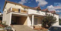 A vendre une grande villa F6 située à Ambohibao, offrant une vue imprenable sur le lac Mamamba.