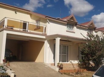 A vendre une grande villa F6 située à Ambohibao, offrant une vue imprenable sur le lac Mamamba.