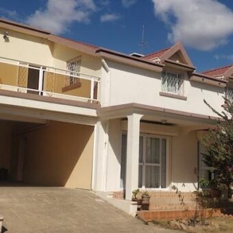 A vendre une grande villa F6 située à Ambohibao, offrant une vue imprenable sur le lac Mamamba.