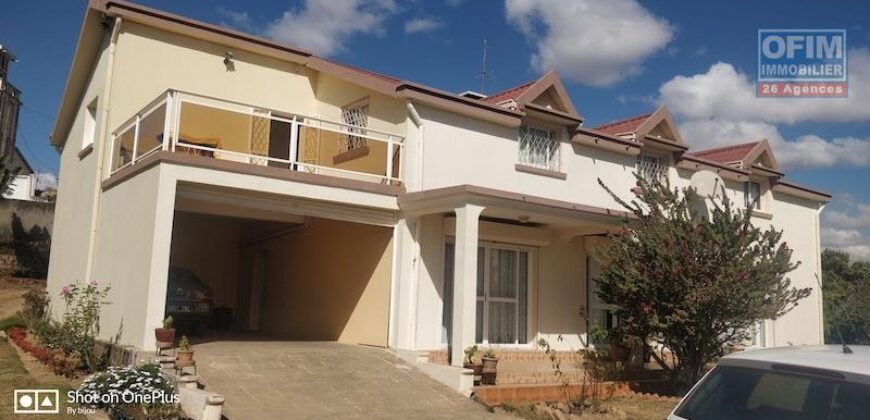 A vendre une grande villa F6 située à Ambohibao, offrant une vue imprenable sur le lac Mamamba.