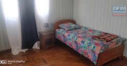 A vendre une grande villa F6 située à Ambohibao, offrant une vue imprenable sur le lac Mamamba.