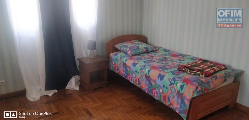 A vendre une grande villa F6 située à Ambohibao, offrant une vue imprenable sur le lac Mamamba.