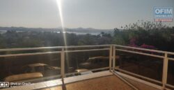 A vendre une grande villa F6 située à Ambohibao, offrant une vue imprenable sur le lac Mamamba.