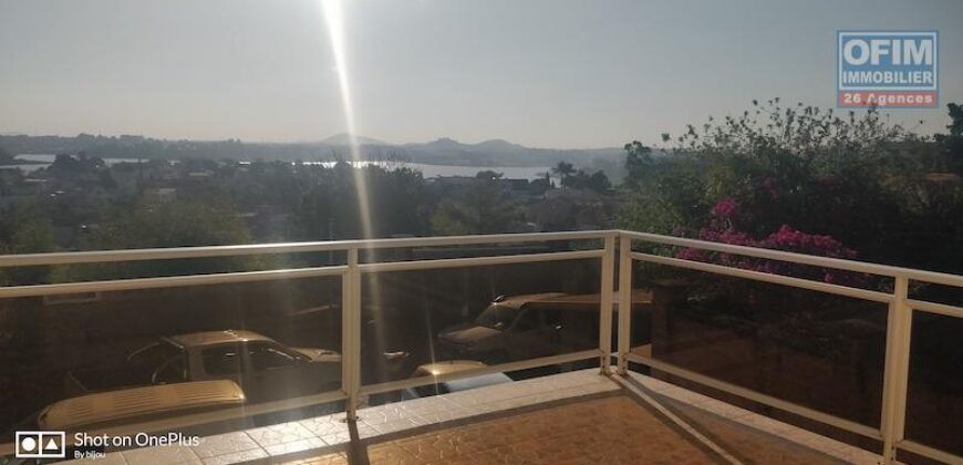 A vendre une grande villa F6 située à Ambohibao, offrant une vue imprenable sur le lac Mamamba.