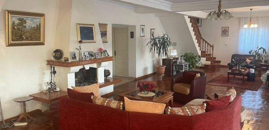 A vendre une grande villa F6 située à Ambohibao, offrant une vue imprenable sur le lac Mamamba.