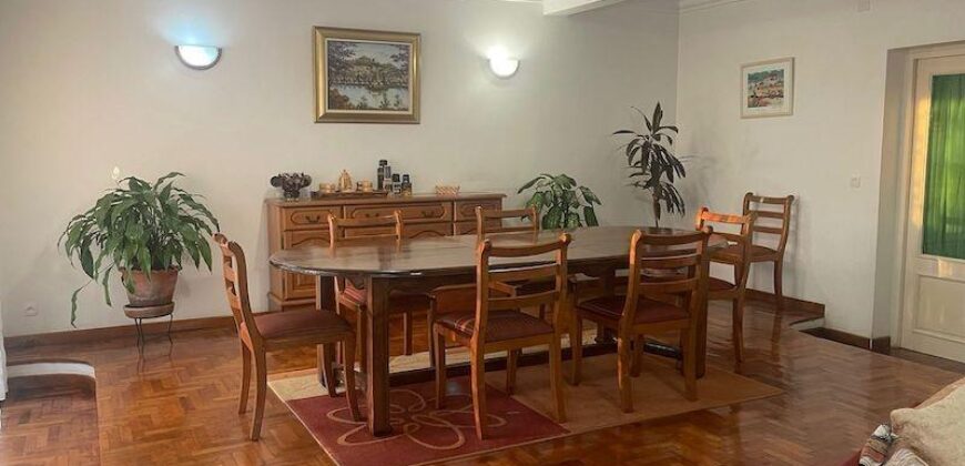 A vendre une grande villa F6 située à Ambohibao, offrant une vue imprenable sur le lac Mamamba.