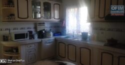 A vendre une grande villa F6 située à Ambohibao, offrant une vue imprenable sur le lac Mamamba.
