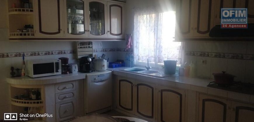 A vendre une grande villa F6 située à Ambohibao, offrant une vue imprenable sur le lac Mamamba.