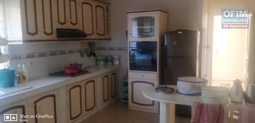 A vendre une grande villa F6 située à Ambohibao, offrant une vue imprenable sur le lac Mamamba.