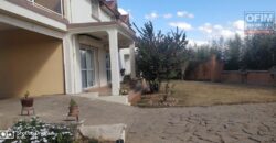 A vendre une grande villa F6 située à Ambohibao, offrant une vue imprenable sur le lac Mamamba.