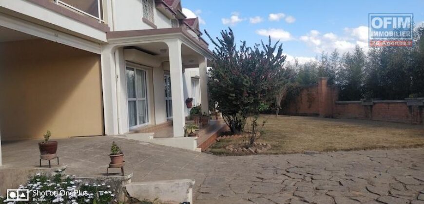 A vendre une grande villa F6 située à Ambohibao, offrant une vue imprenable sur le lac Mamamba.