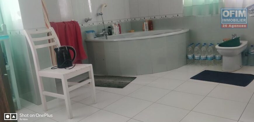 A vendre une grande villa F6 située à Ambohibao, offrant une vue imprenable sur le lac Mamamba.