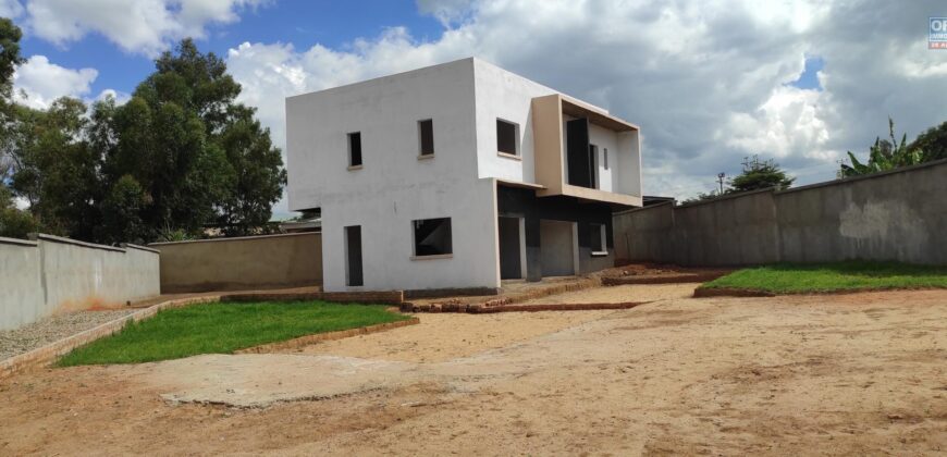 A vendre une villa F5 sur un terrain de 1019m2 à Ilaivola Ivato