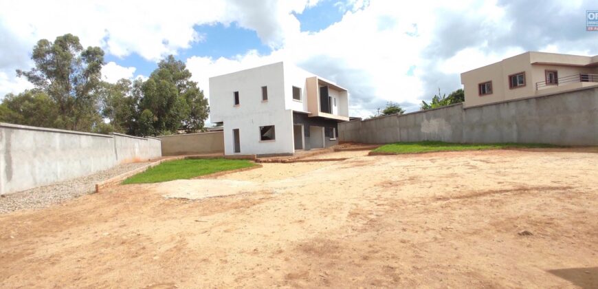 A vendre une villa F5 sur un terrain de 1019m2 à Ilaivola Ivato
