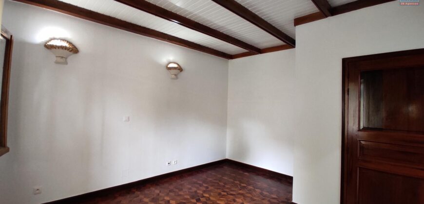 A vendre une villa F5 située dans une résidence sécurisée à Soavina Tanjombato