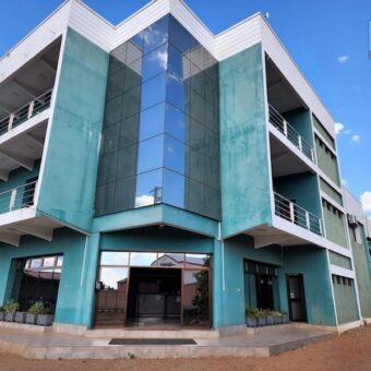 Une grande propriété de 2500M2, comprenant de 600M2 de dépôt avec  des bureaux, Ambohidratrimo