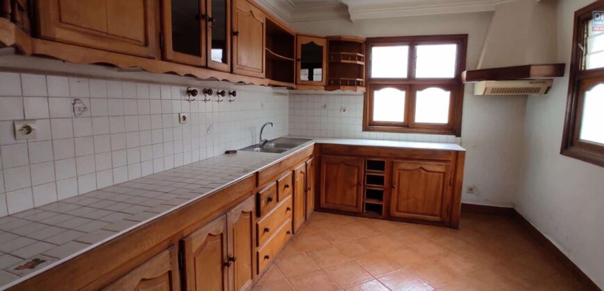 À vendre une villa de type T5 dans un quartier résidentiel à Soavimbahoaka