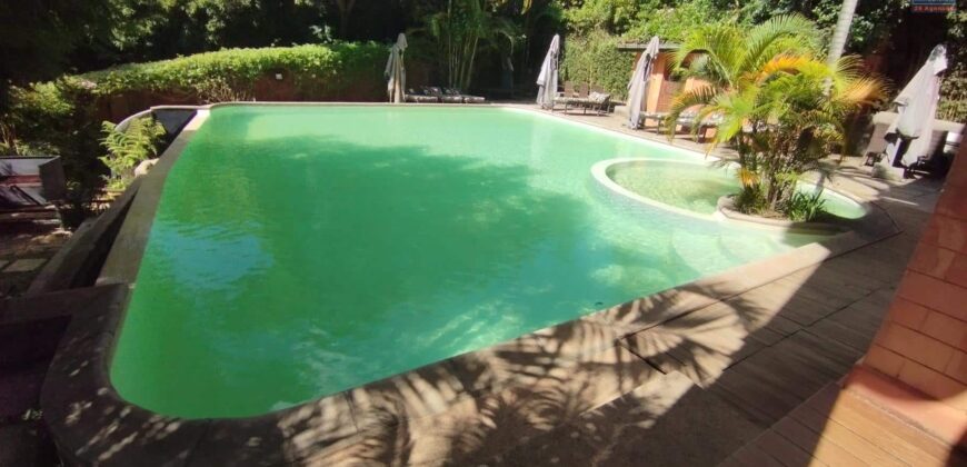 « Superbe propriété à vendre : Villa F11 avec piscine et multiples commodités »