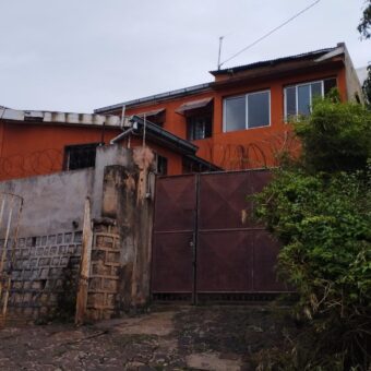 Investissement abordable : villa F4 à vendre avec parking et dépendance, idéale pour rénovation et agrandissement