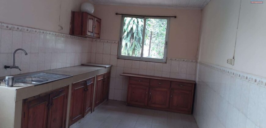 Investissement abordable : villa F4 à vendre avec parking et dépendance, idéale pour rénovation et agrandissement