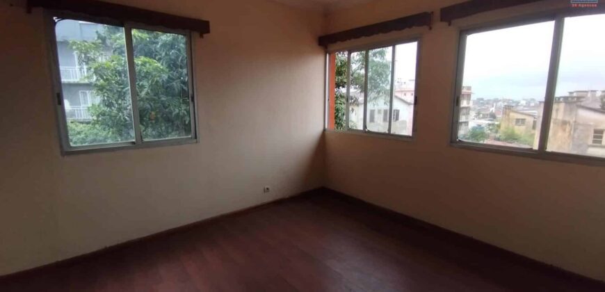 Investissement abordable : villa F4 à vendre avec parking et dépendance, idéale pour rénovation et agrandissement